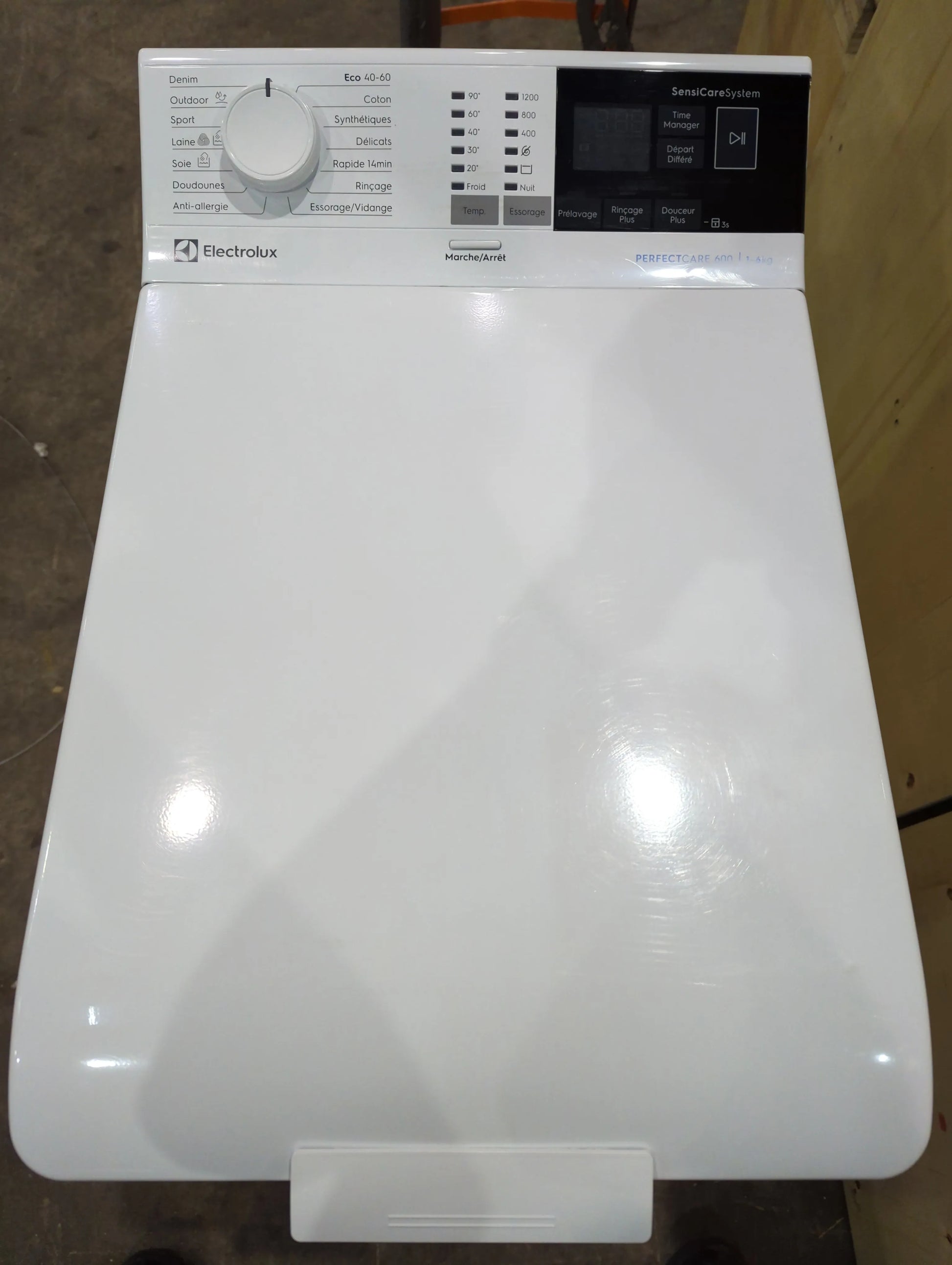 Lave-Linge Top 6 kg Reconditionné ELECTROLUX EW6T3164AD : vue du haut ouverture et commandes